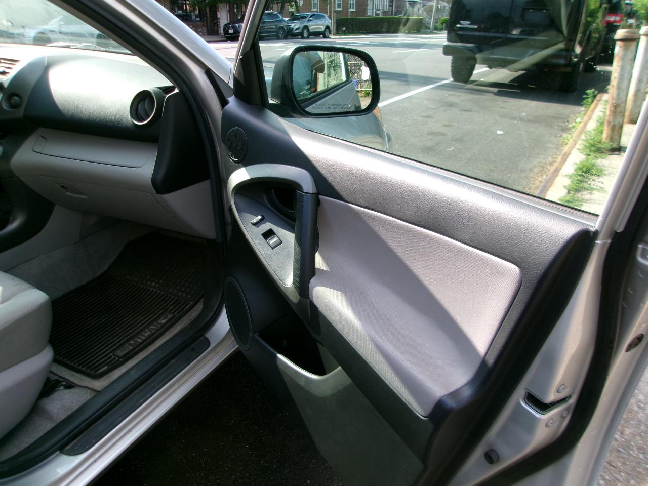 Toyota RAV4 Base I4 4WD 2011