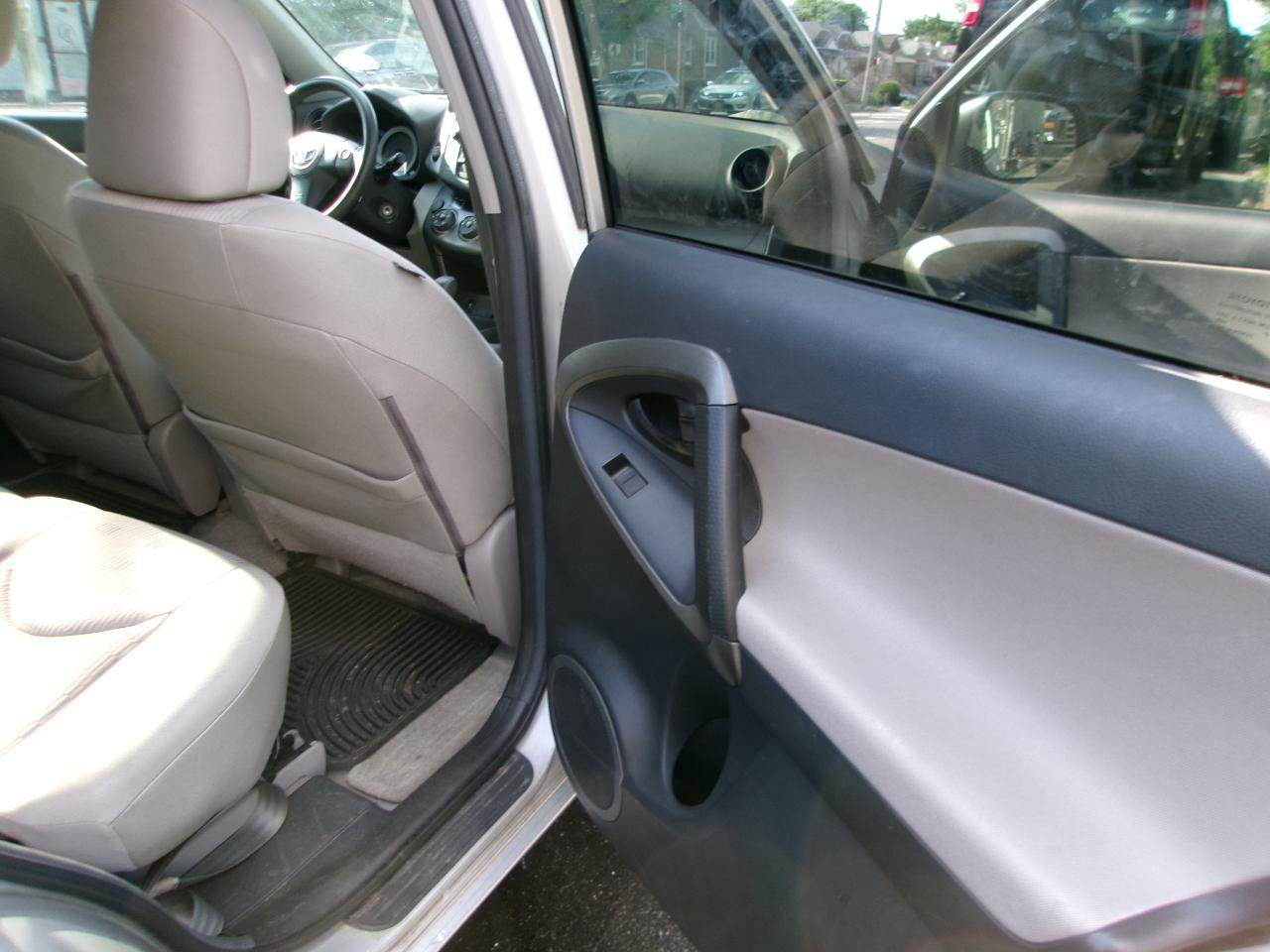 Toyota RAV4 Base I4 4WD 2011