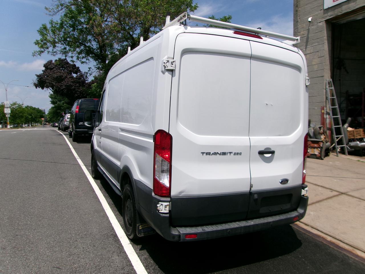Ford Transit 250 Van Med. Roof w/Sliding Pass. 130-in. WB 2017