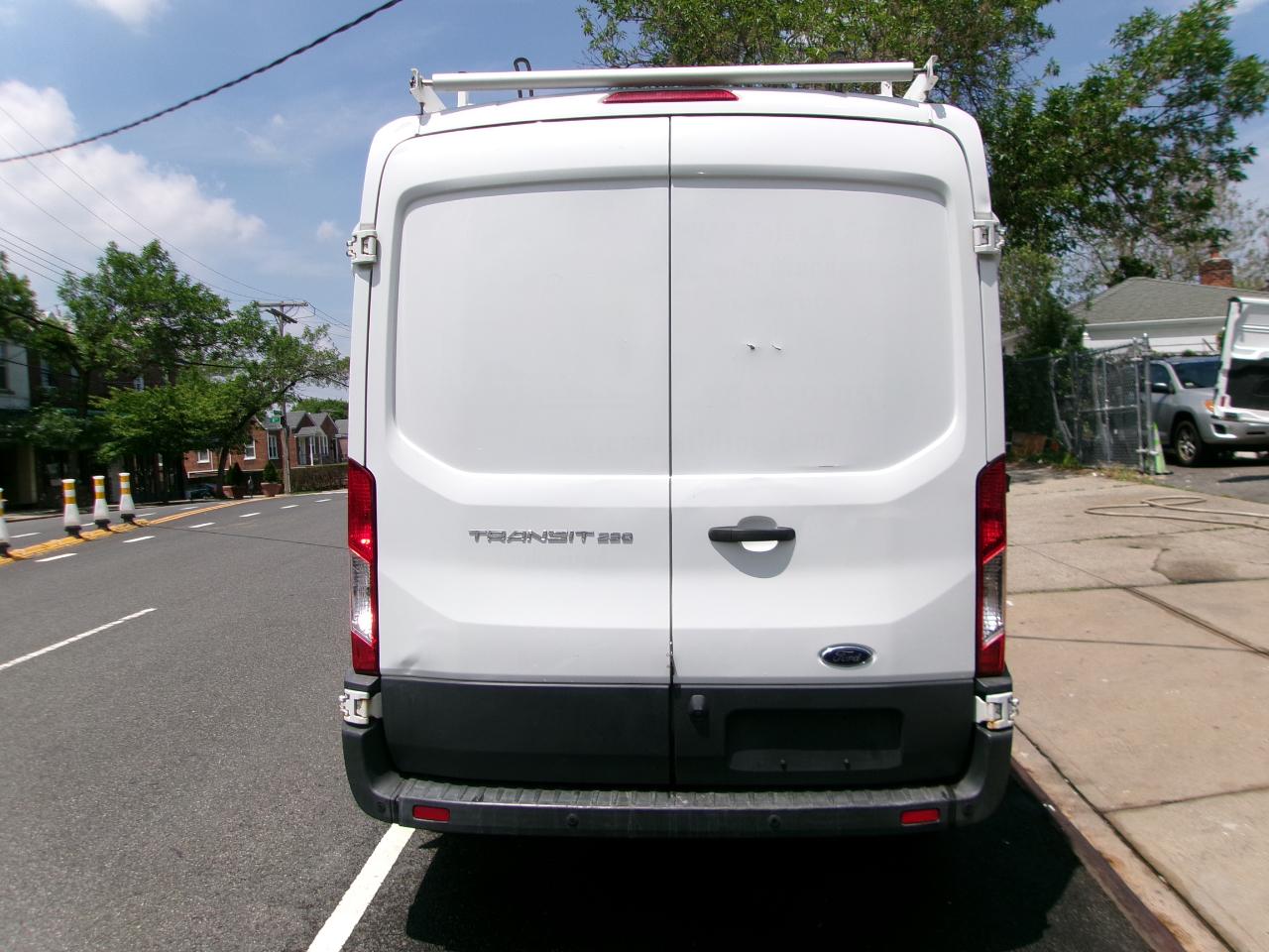 Ford Transit 250 Van Med. Roof w/Sliding Pass. 130-in. WB 2017