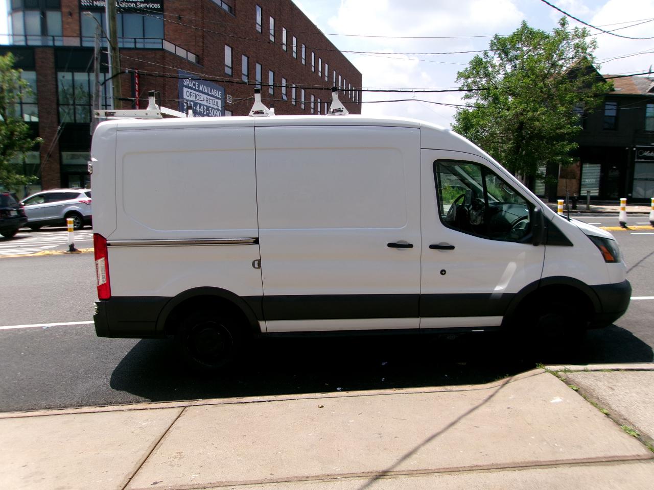 Ford Transit 250 Van Med. Roof w/Sliding Pass. 130-in. WB 2017