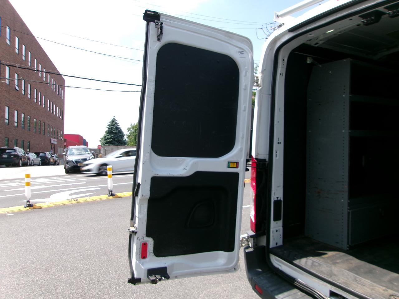 Ford Transit 250 Van Med. Roof w/Sliding Pass. 130-in. WB 2017