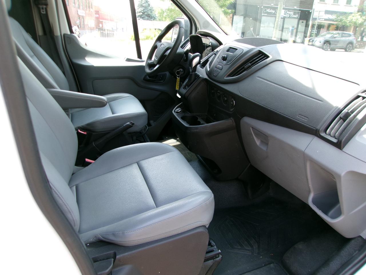 Ford Transit 250 Van Med. Roof w/Sliding Pass. 130-in. WB 2017