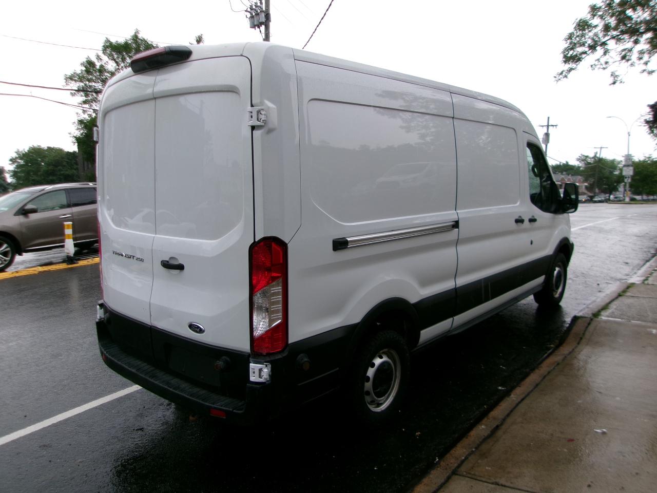 Ford Transit 250 Van Med. Roof w/Sliding Pass. 148-in. WB 2019