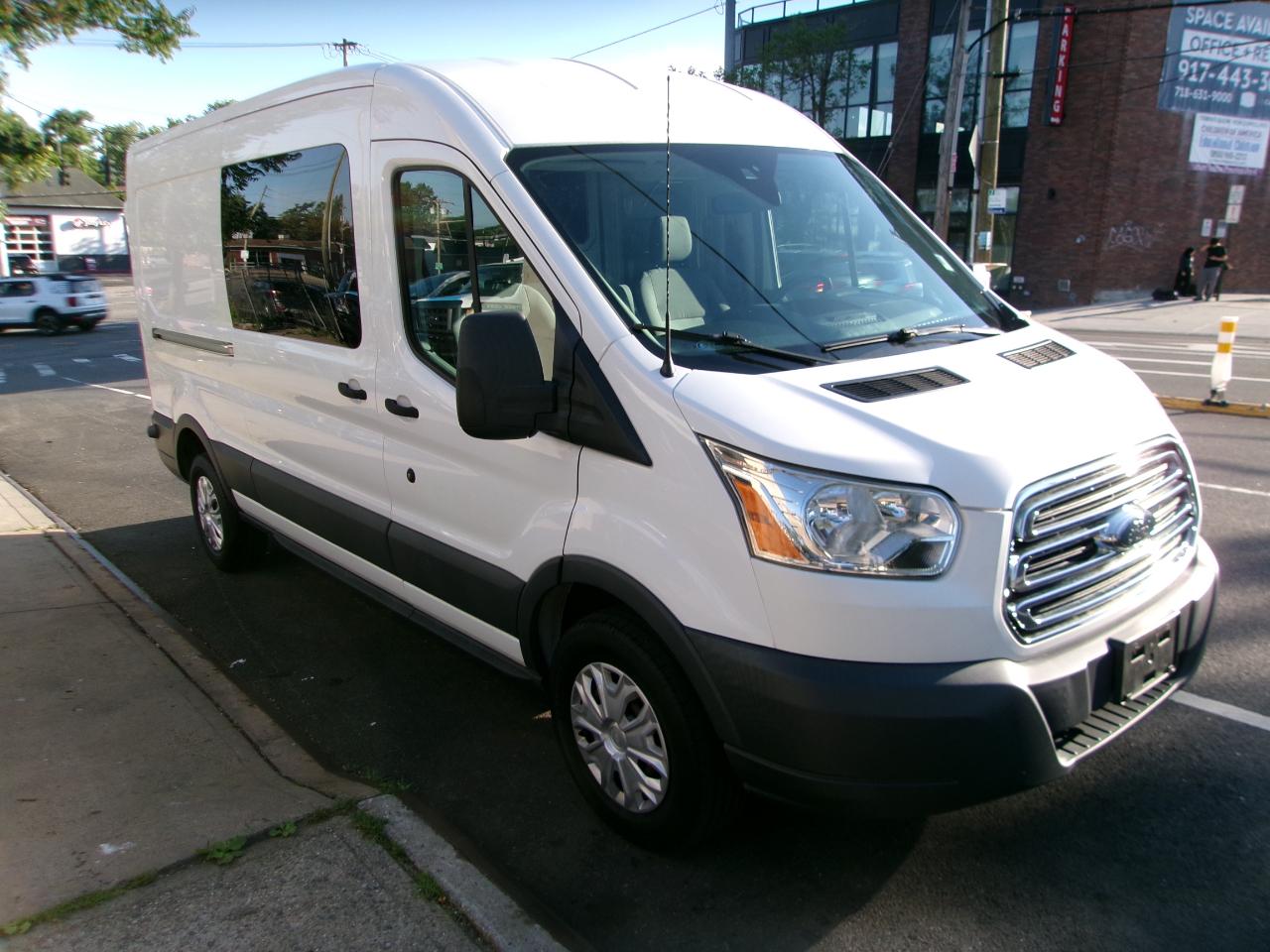Ford Transit 250 Van Med. Roof w/Sliding Pass. 148-in. WB 2017