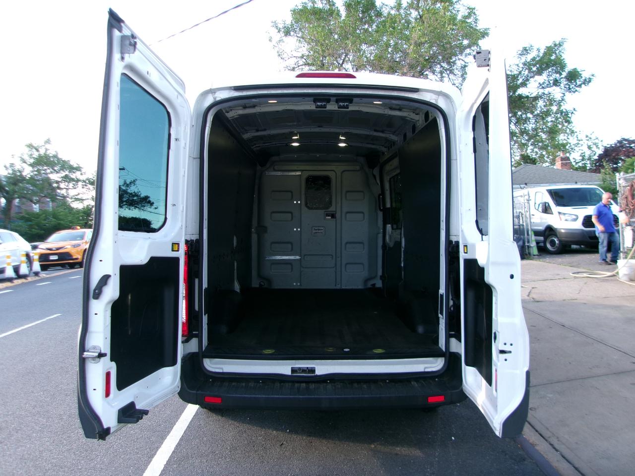 Ford Transit 250 Van Med. Roof w/Sliding Pass. 148-in. WB 2017