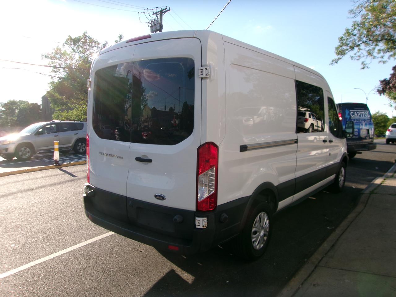 Ford Transit 250 Van Med. Roof w/Sliding Pass. 148-in. WB 2017