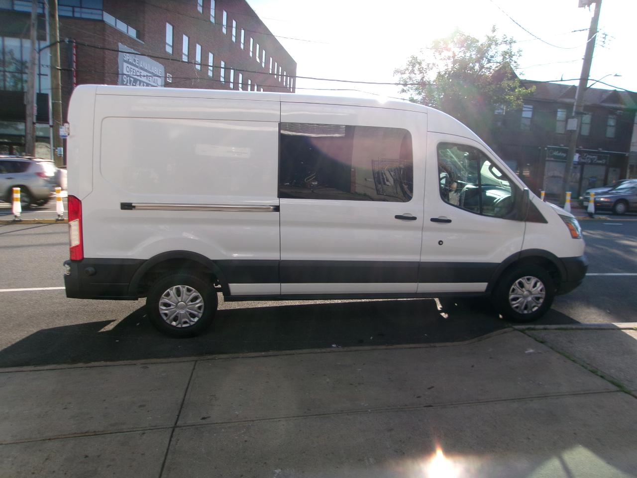 Ford Transit 250 Van Med. Roof w/Sliding Pass. 148-in. WB 2017