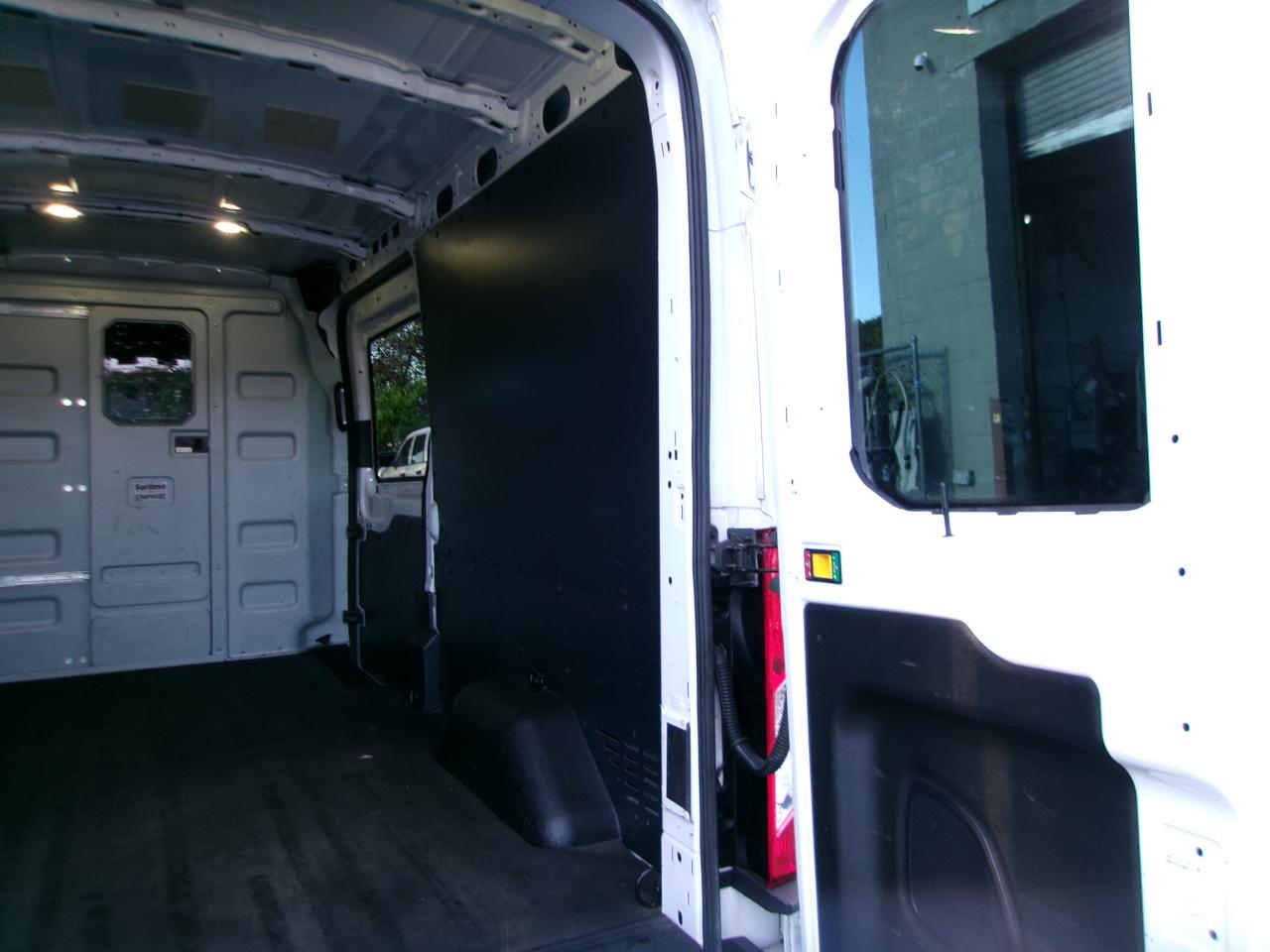 Ford Transit 250 Van Med. Roof w/Sliding Pass. 148-in. WB 2017