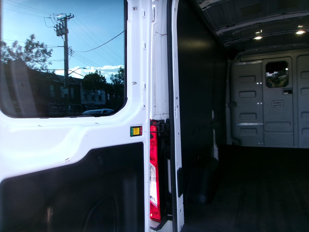 Ford Transit 250 Van Med. Roof w/Sliding Pass. 148-in. WB 2017
