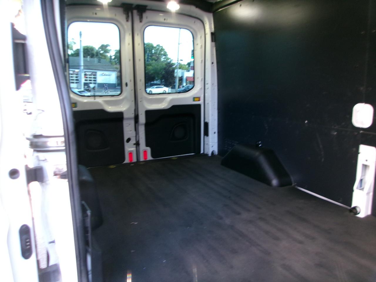 Ford Transit 250 Van Med. Roof w/Sliding Pass. 148-in. WB 2017