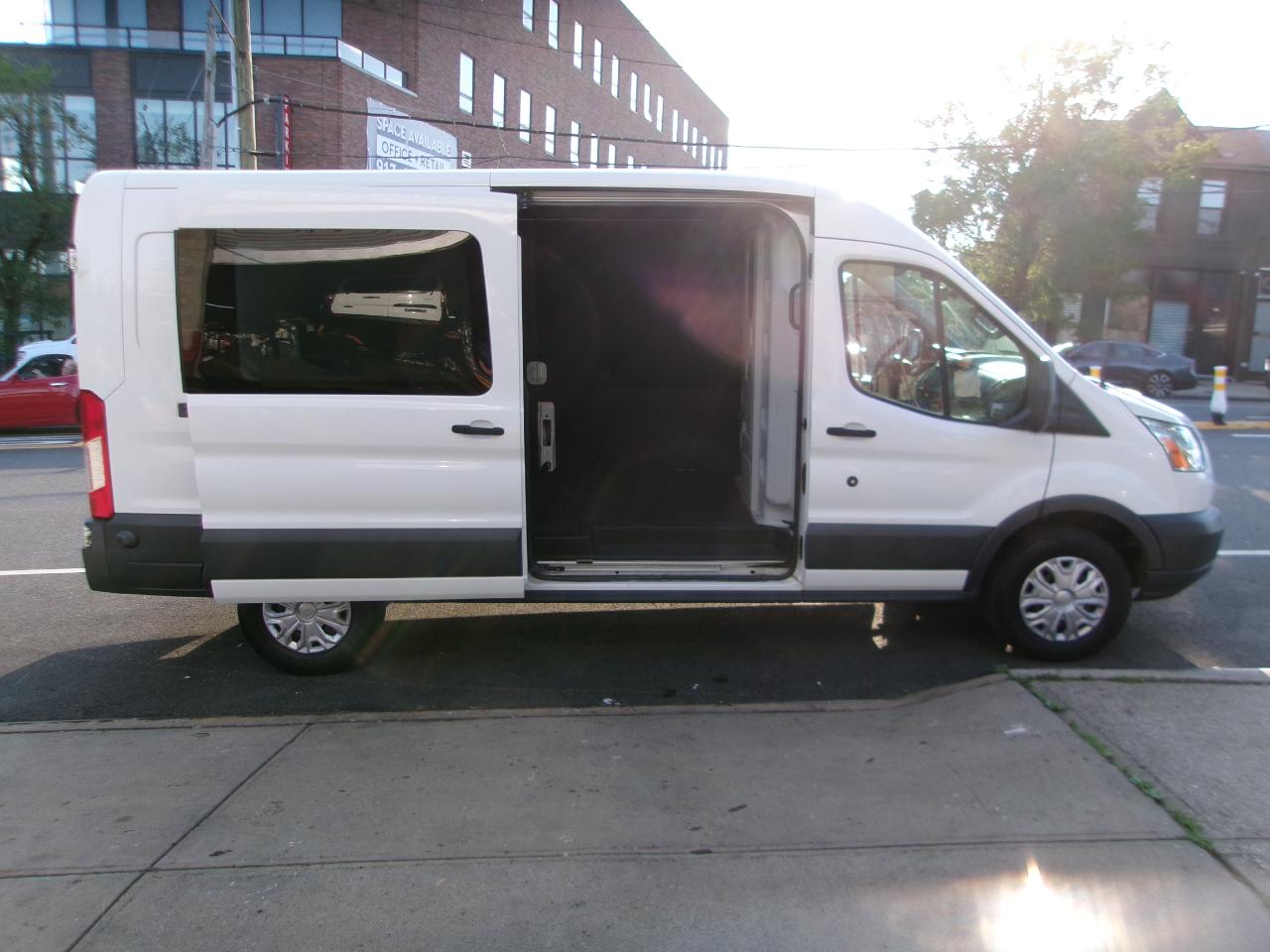 Ford Transit 250 Van Med. Roof w/Sliding Pass. 148-in. WB 2017