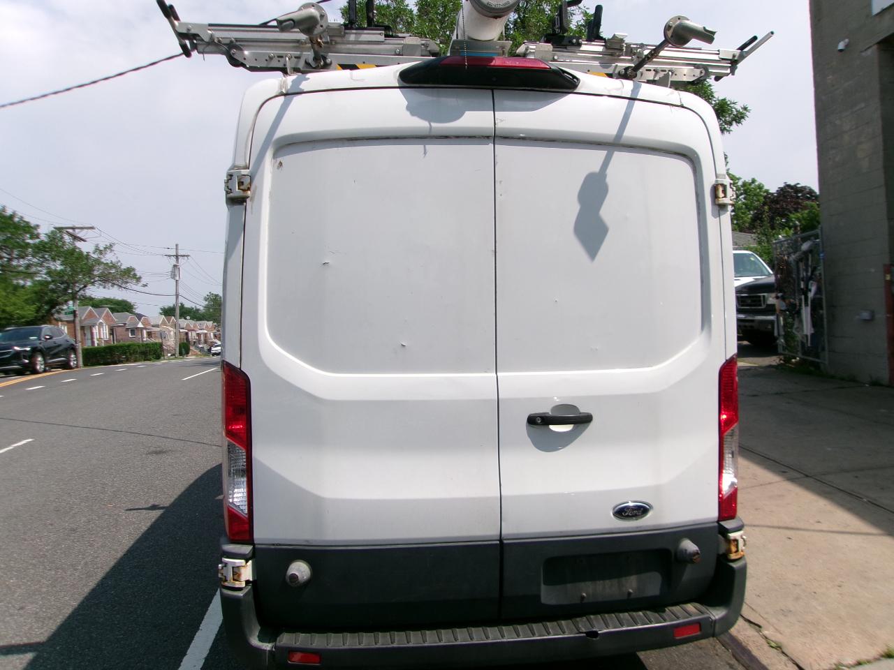 Ford Transit 250 Van Med. Roof w/Sliding Pass. 148-in. WB 2018