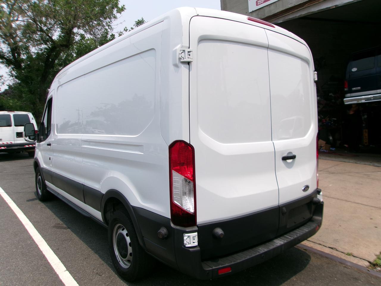 Ford Transit 250 Van Med. Roof w/Sliding Pass. 148-in. WB 2017