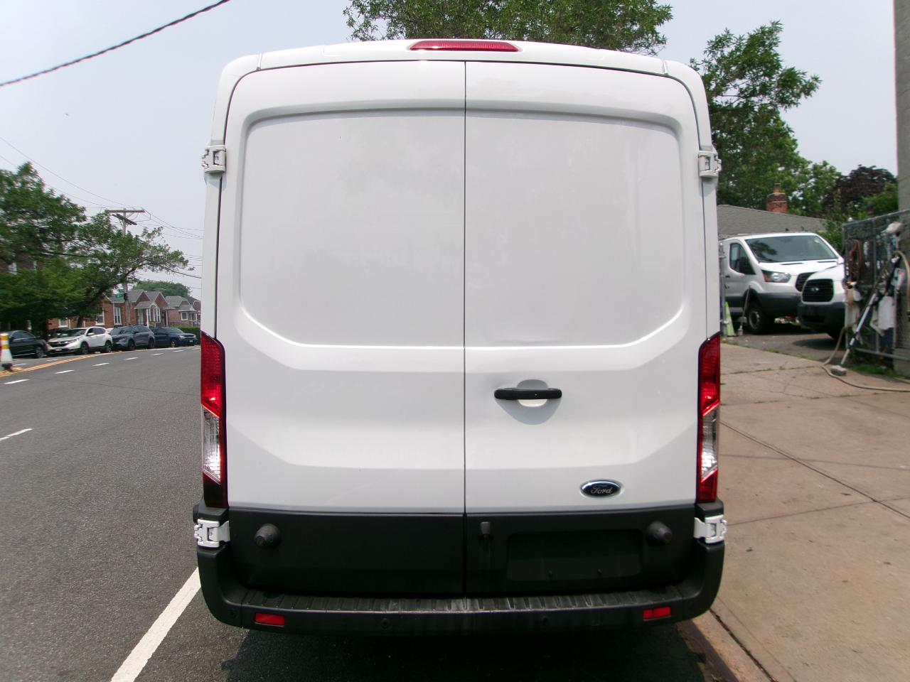 Ford Transit 250 Van Med. Roof w/Sliding Pass. 148-in. WB 2017