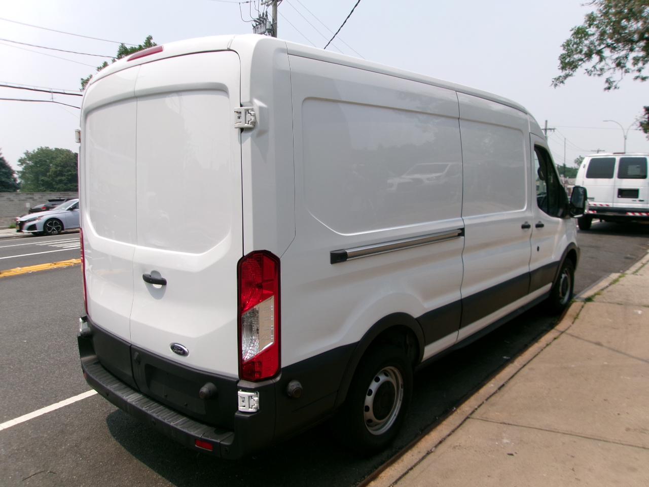 Ford Transit 250 Van Med. Roof w/Sliding Pass. 148-in. WB 2017