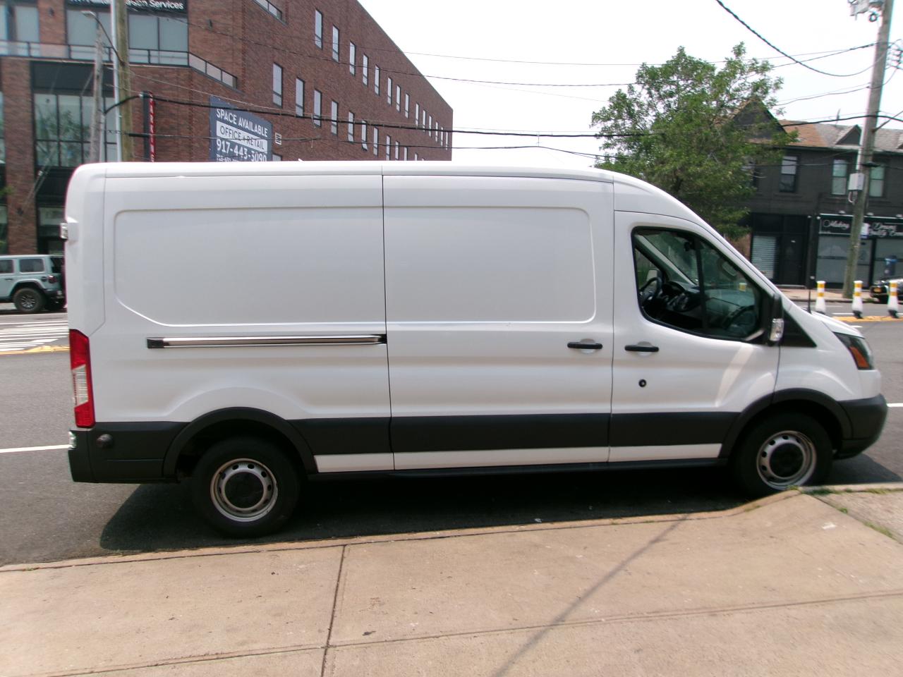 Ford Transit 250 Van Med. Roof w/Sliding Pass. 148-in. WB 2017