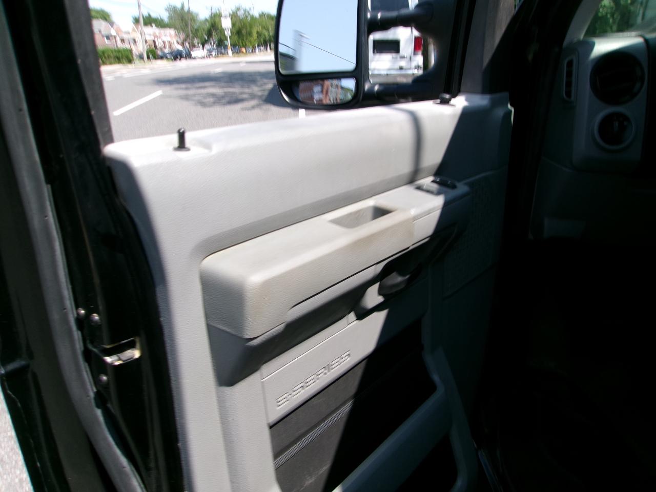 Ford Econoline E-350 Super Duty Extended 2013