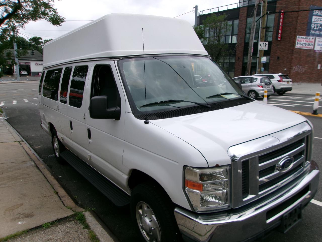 Ford Econoline E-350 XLT Super Duty Extended 2013