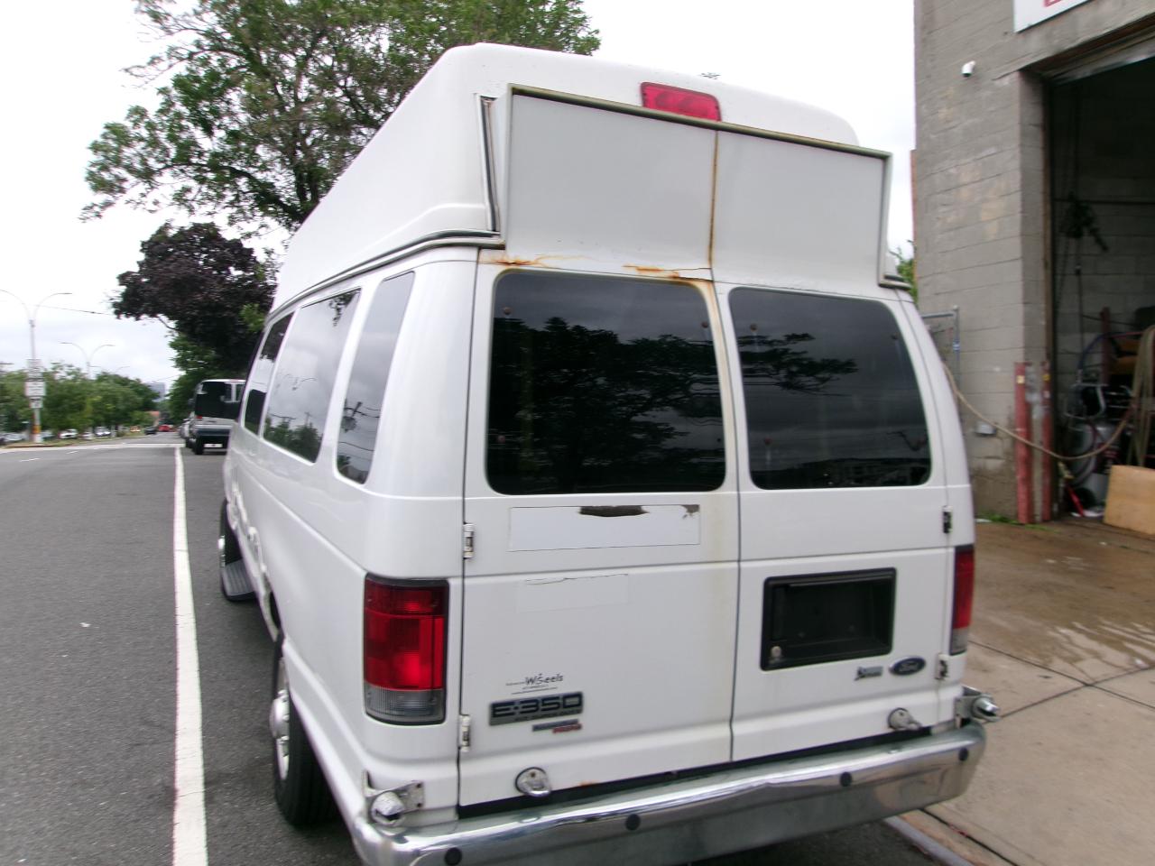 Ford Econoline E-350 XLT Super Duty Extended 2013