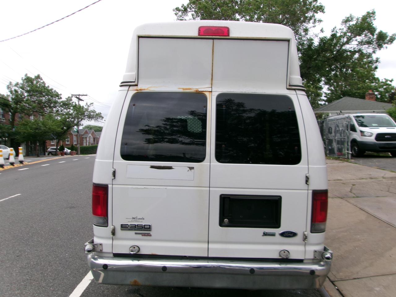 Ford Econoline E-350 XLT Super Duty Extended 2013