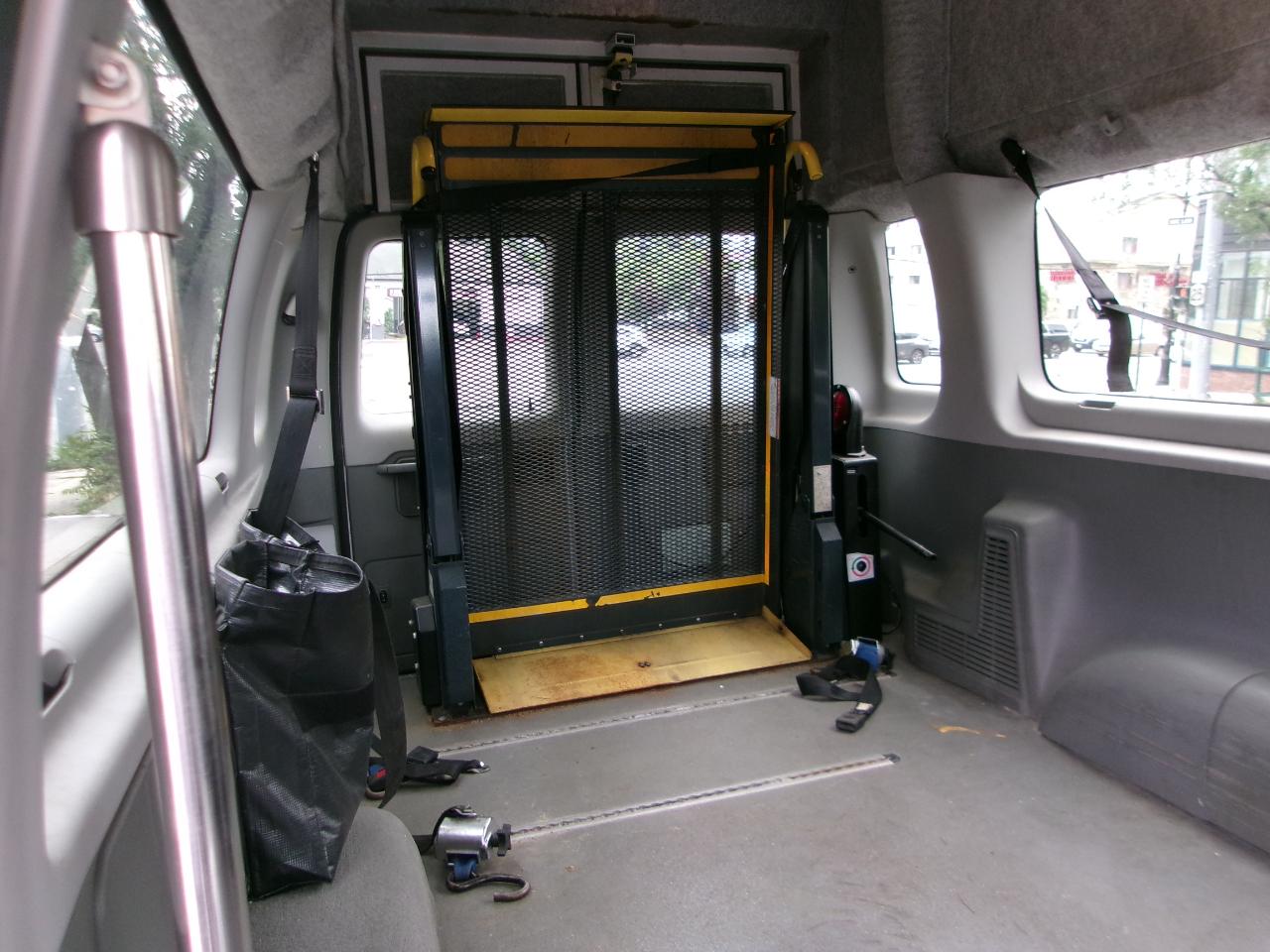 Ford Econoline E-350 XLT Super Duty Extended 2013