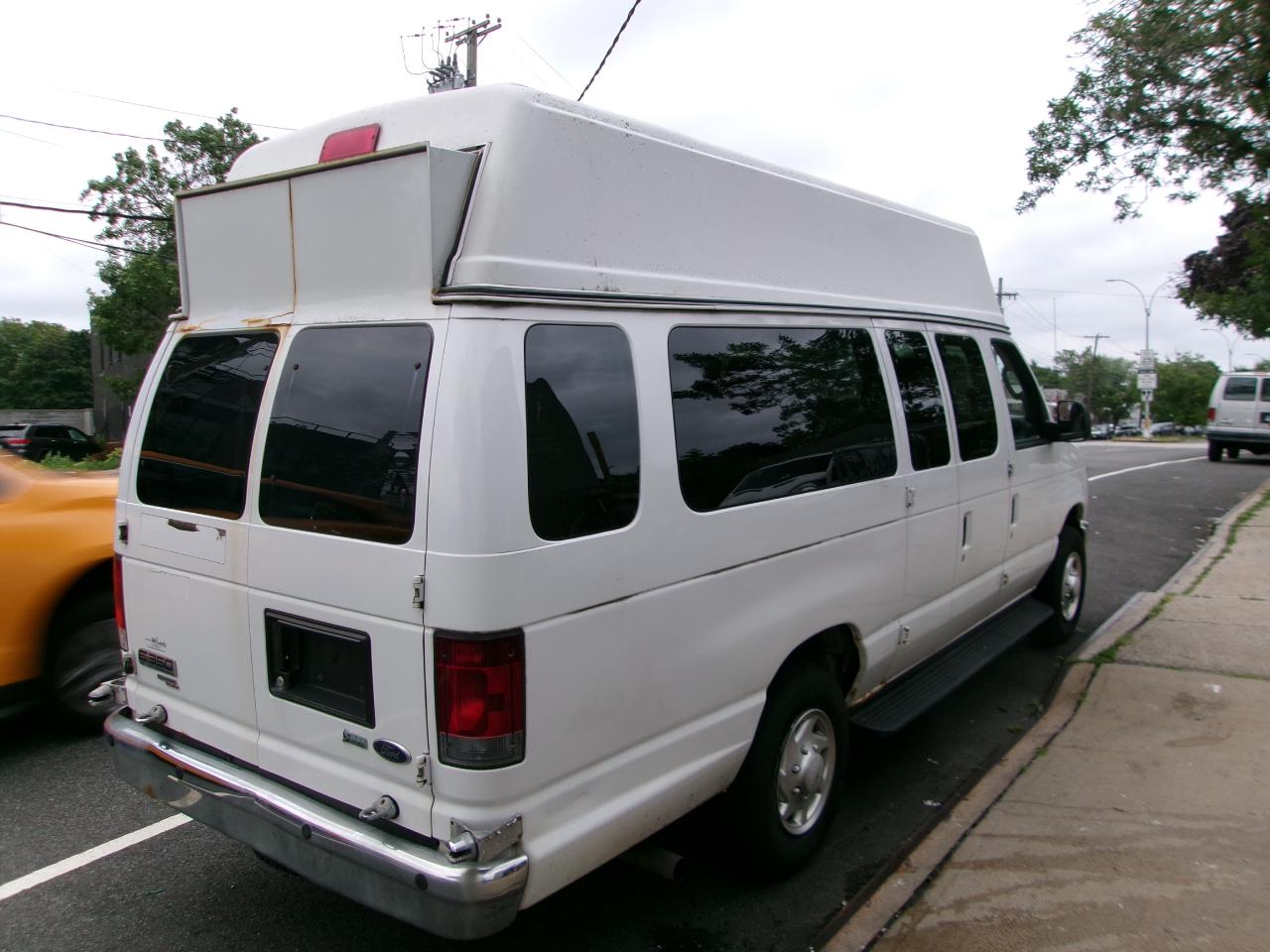 Ford Econoline E-350 XLT Super Duty Extended 2013