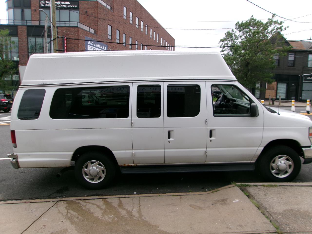 Ford Econoline E-350 XLT Super Duty Extended 2013