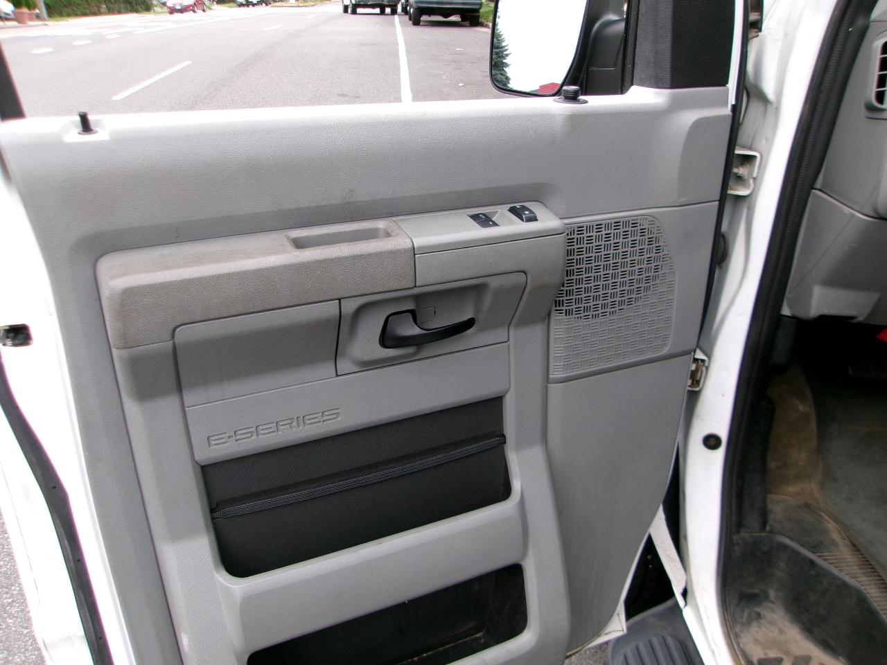 Ford Econoline E-350 XLT Super Duty Extended 2013