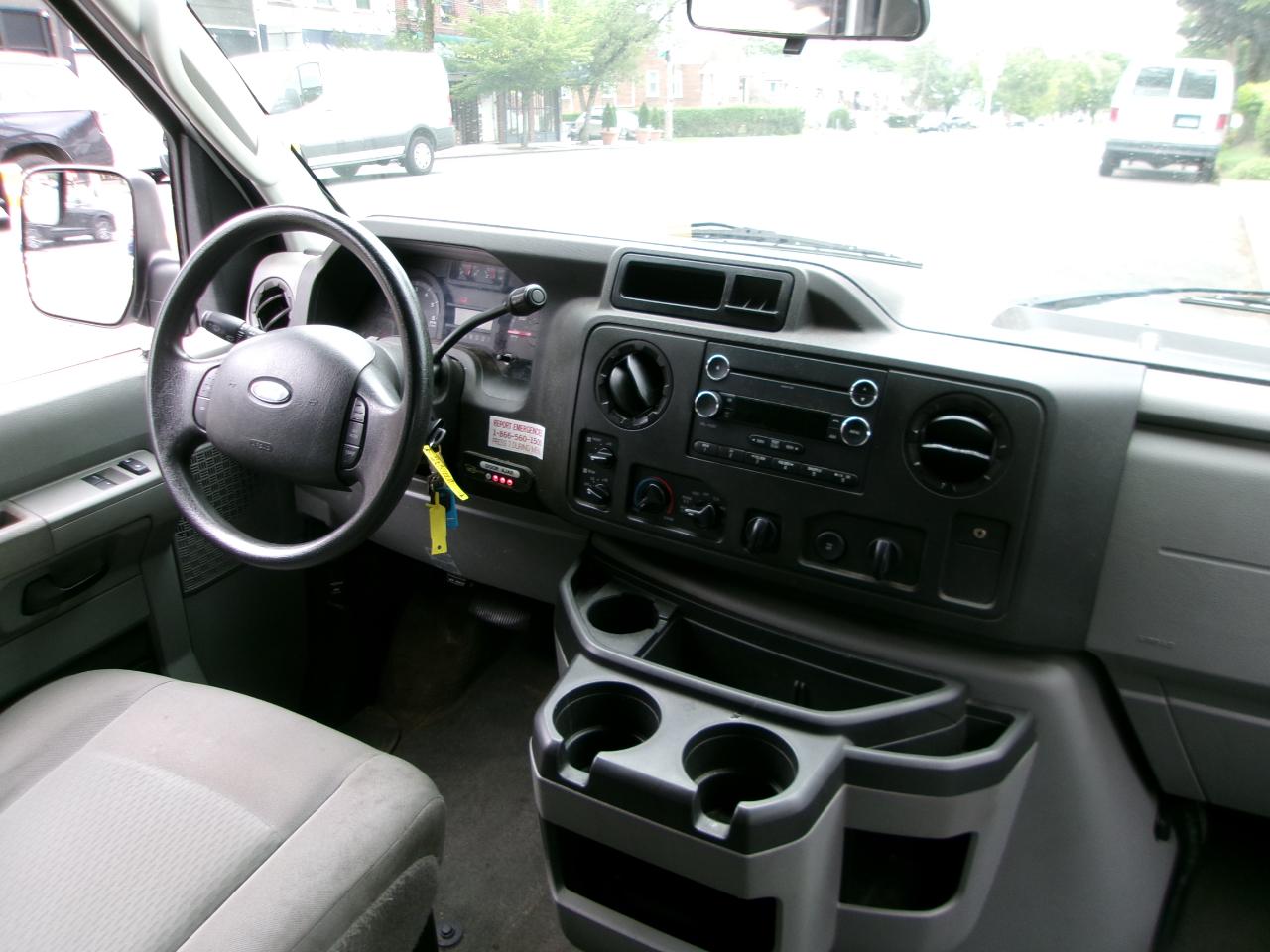 Ford Econoline E-350 XLT Super Duty Extended 2013