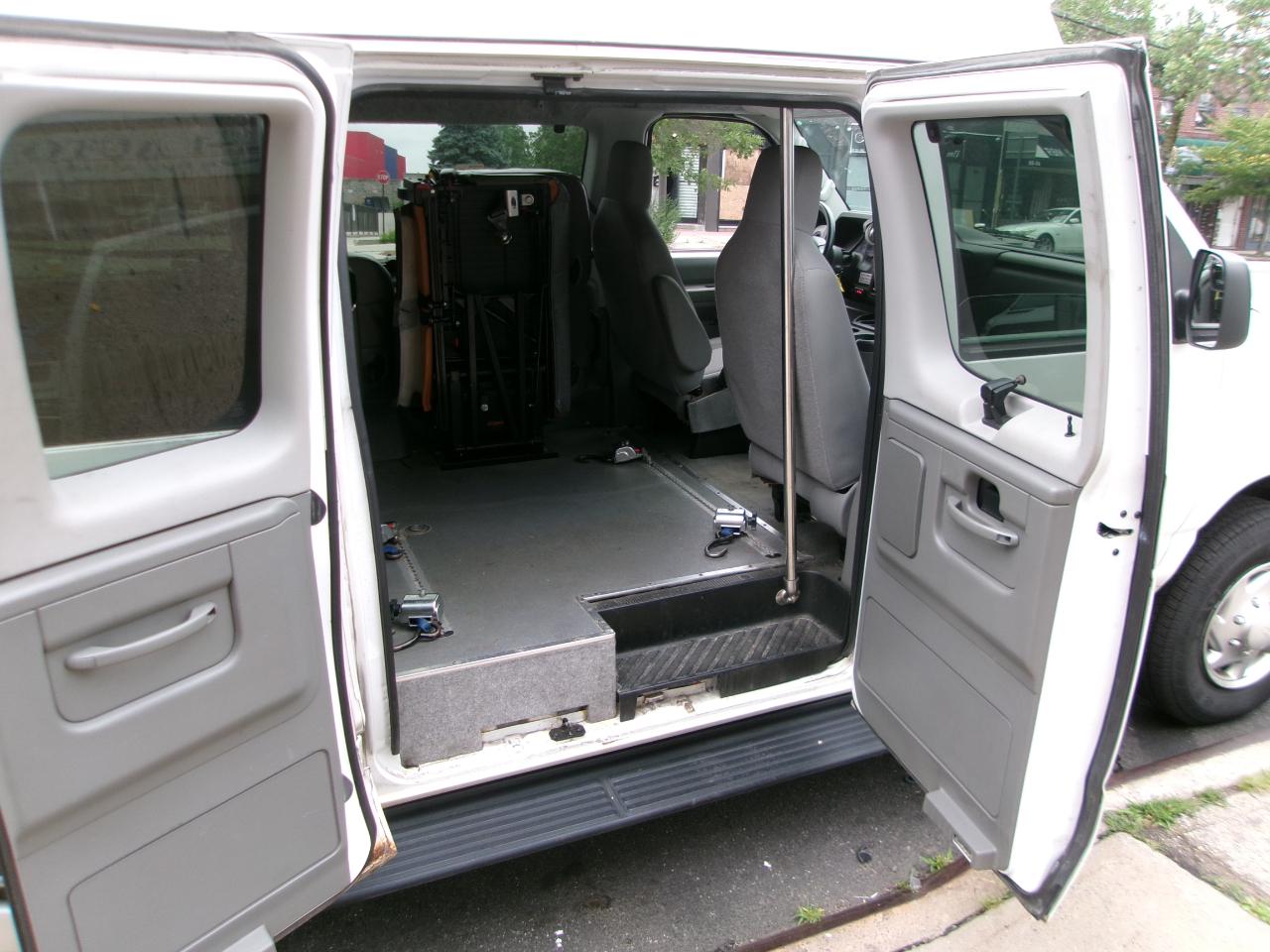 Ford Econoline E-350 XLT Super Duty Extended 2013