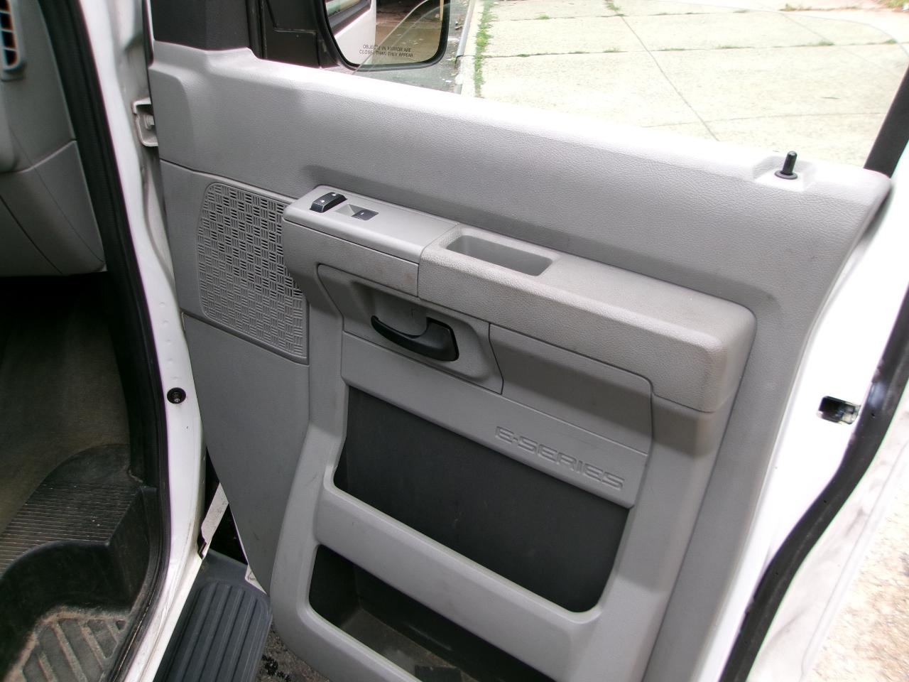 Ford Econoline E-350 XLT Super Duty Extended 2013