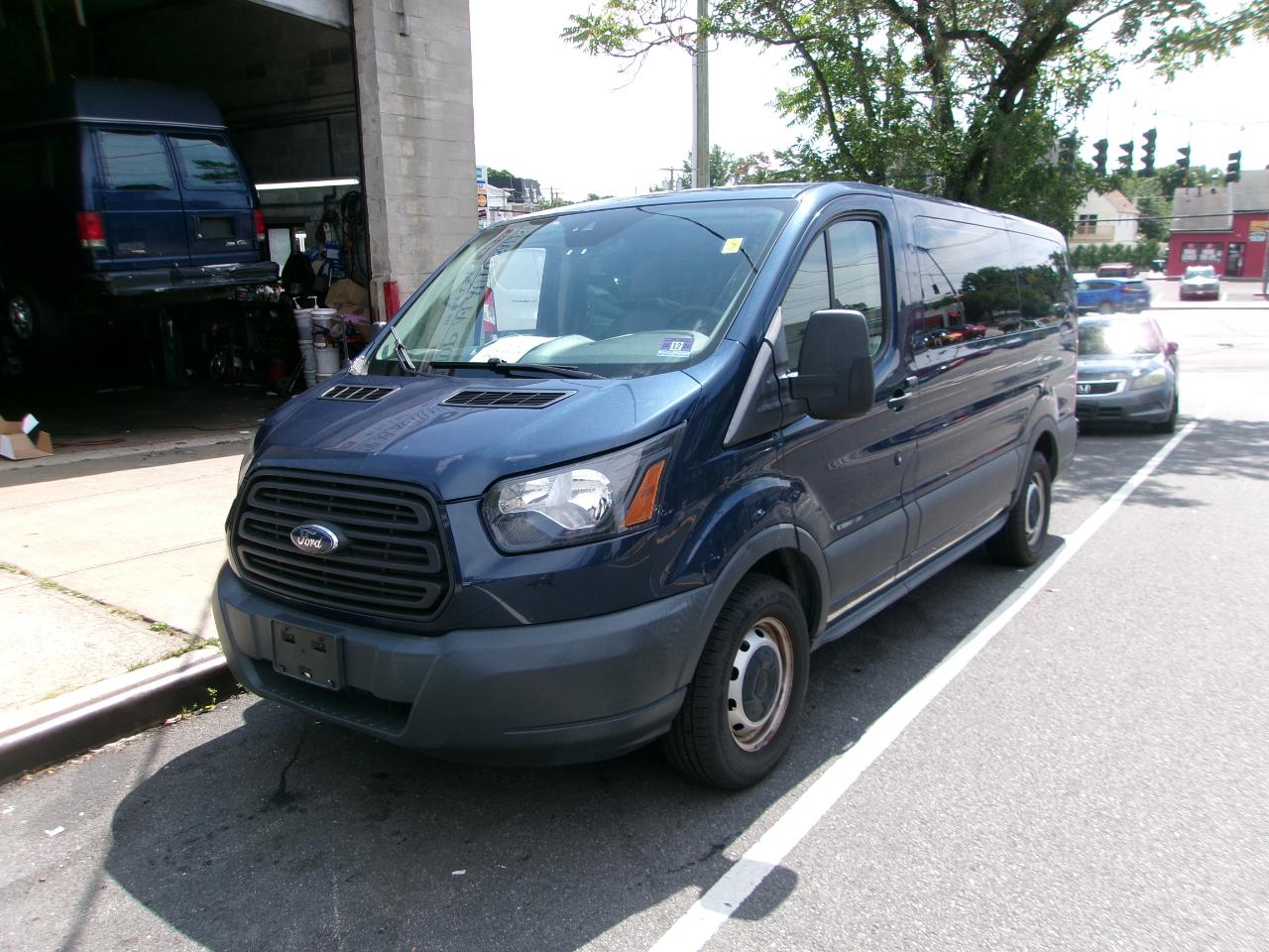 Ford Transit 150 Wagon Low Roof XL w/Sliding Pass. 130-in. WB 2018