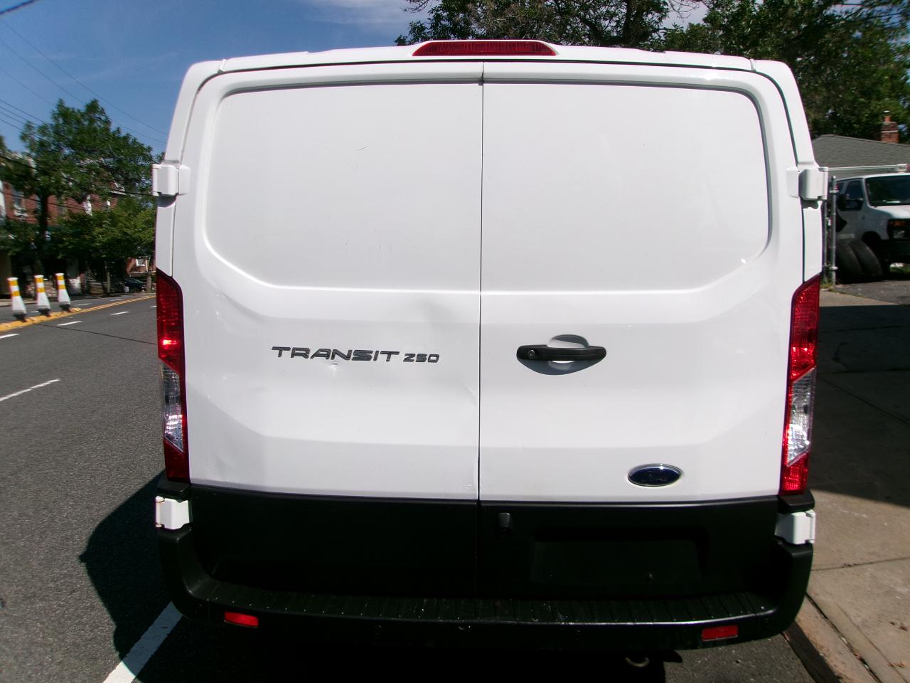 Ford Transit 250 Van Low Roof w/Sliding Pass. 130-in. WB 2020