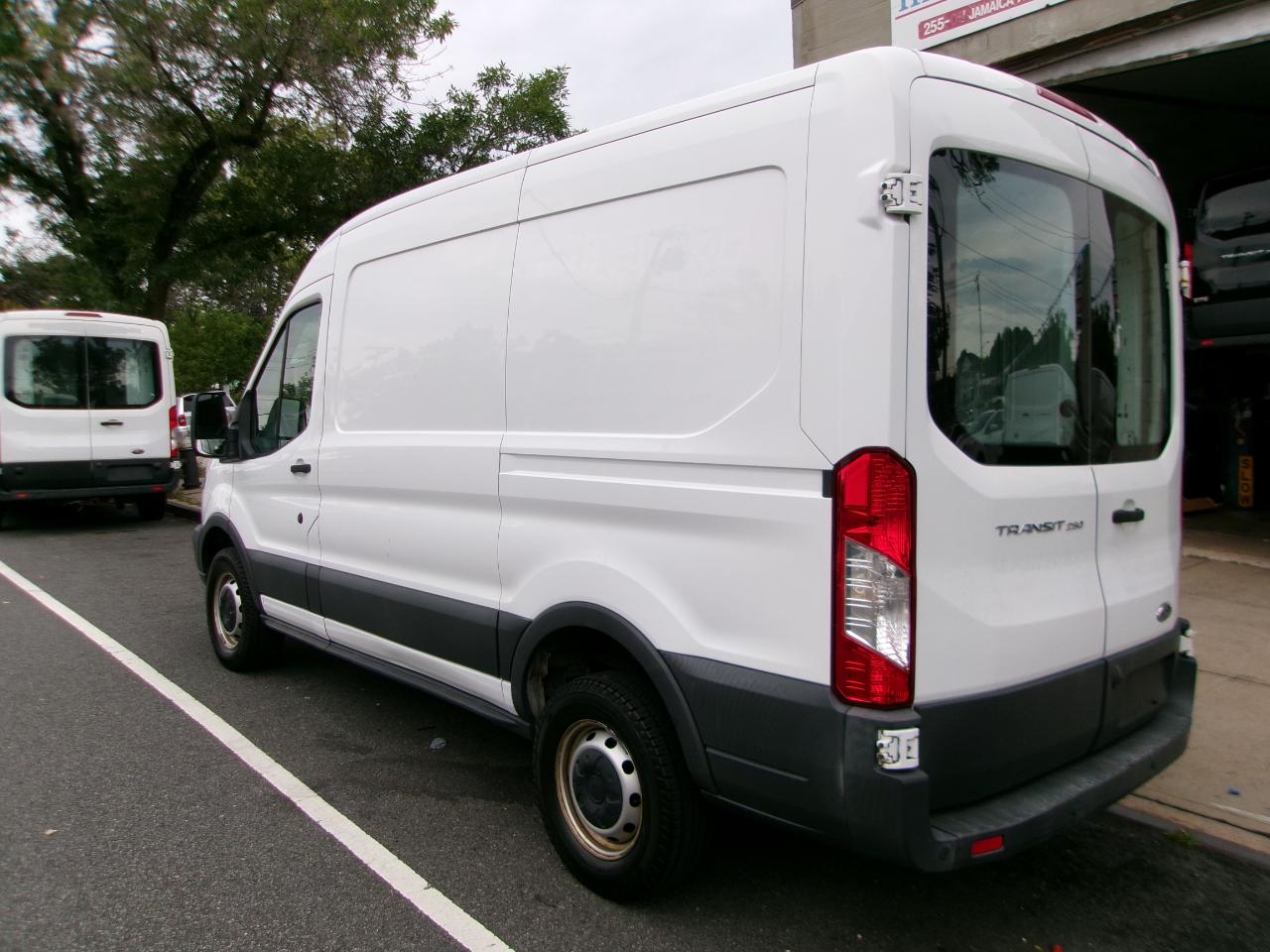 Ford Transit 250 Van Med. Roof w/Sliding Pass. 130-in. WB 2016