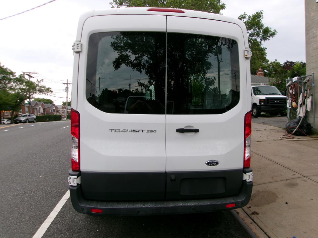 Ford Transit 250 Van Med. Roof w/Sliding Pass. 130-in. WB 2016