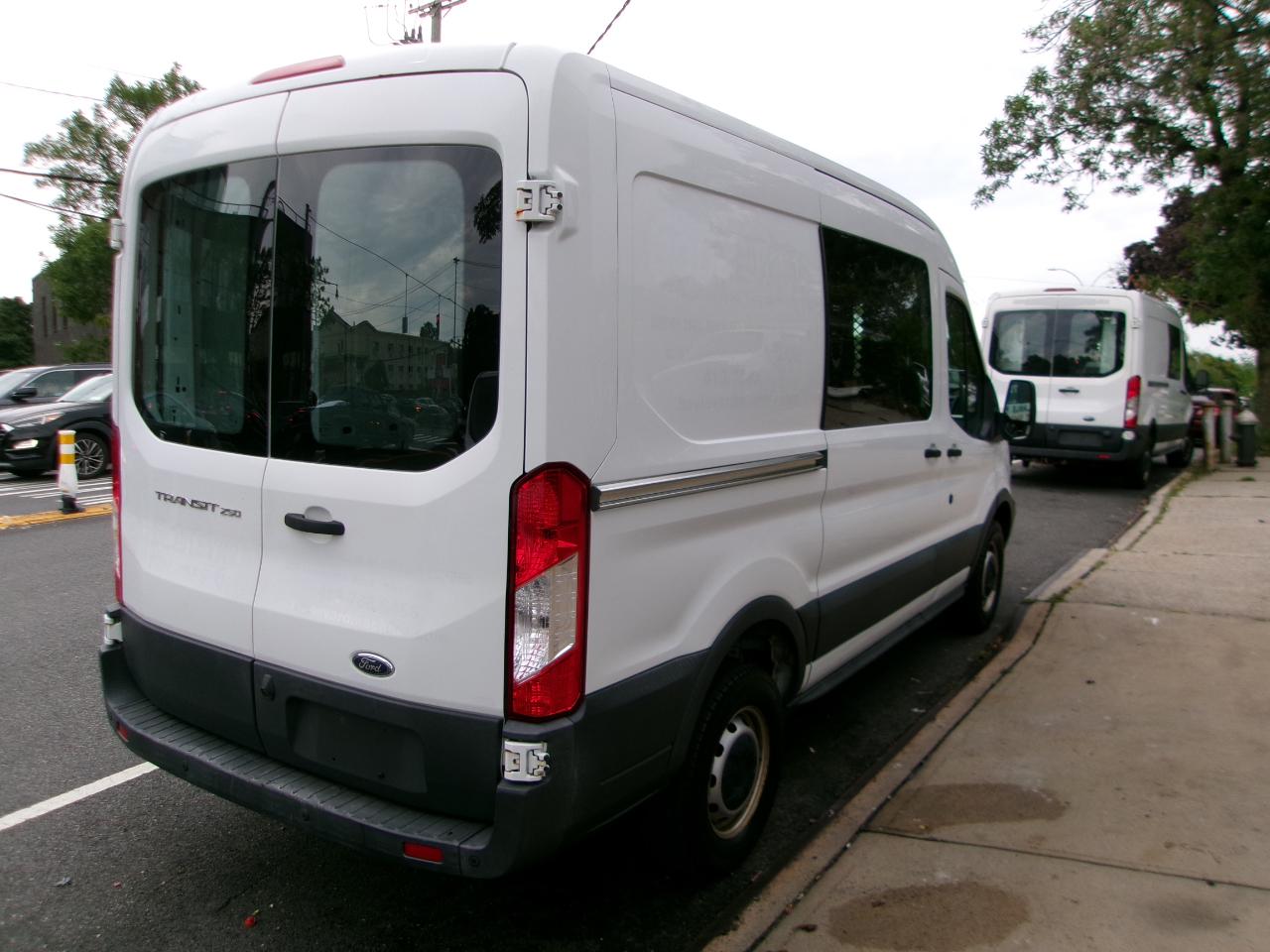 Ford Transit 250 Van Med. Roof w/Sliding Pass. 130-in. WB 2016