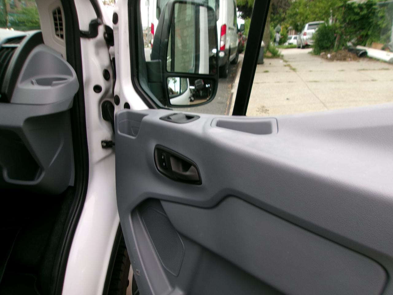 Ford Transit 250 Van Med. Roof w/Sliding Pass. 130-in. WB 2016