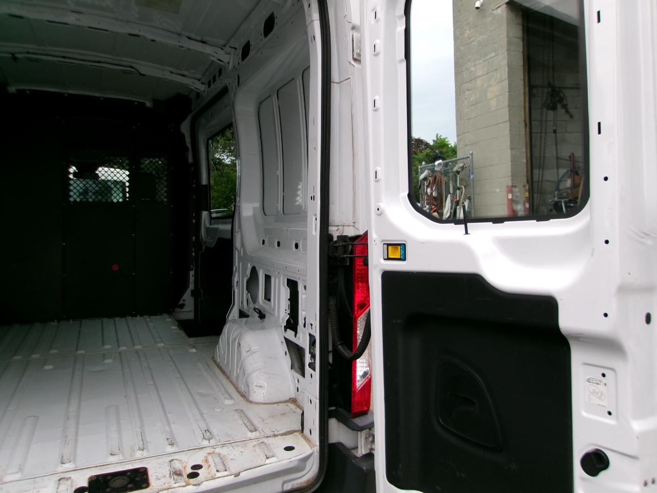 Ford Transit 250 Van Med. Roof w/Sliding Pass. 130-in. WB 2016