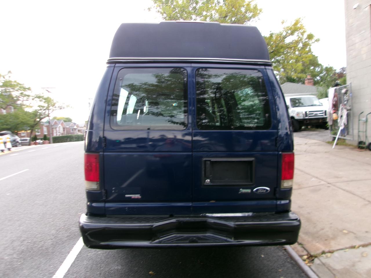 Ford Econoline E-350 Super Duty Extended 2011