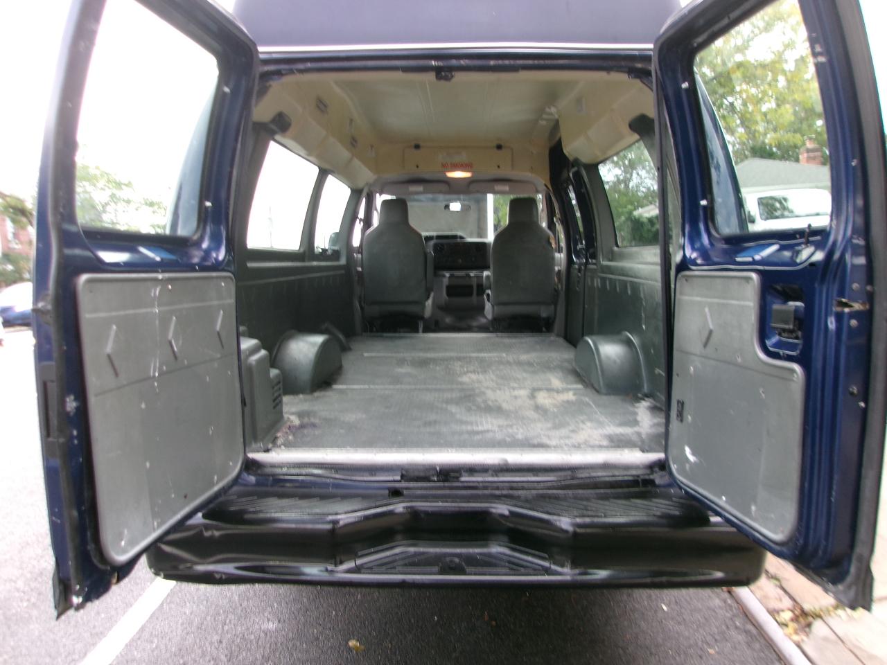 Ford Econoline E-350 Super Duty Extended 2011