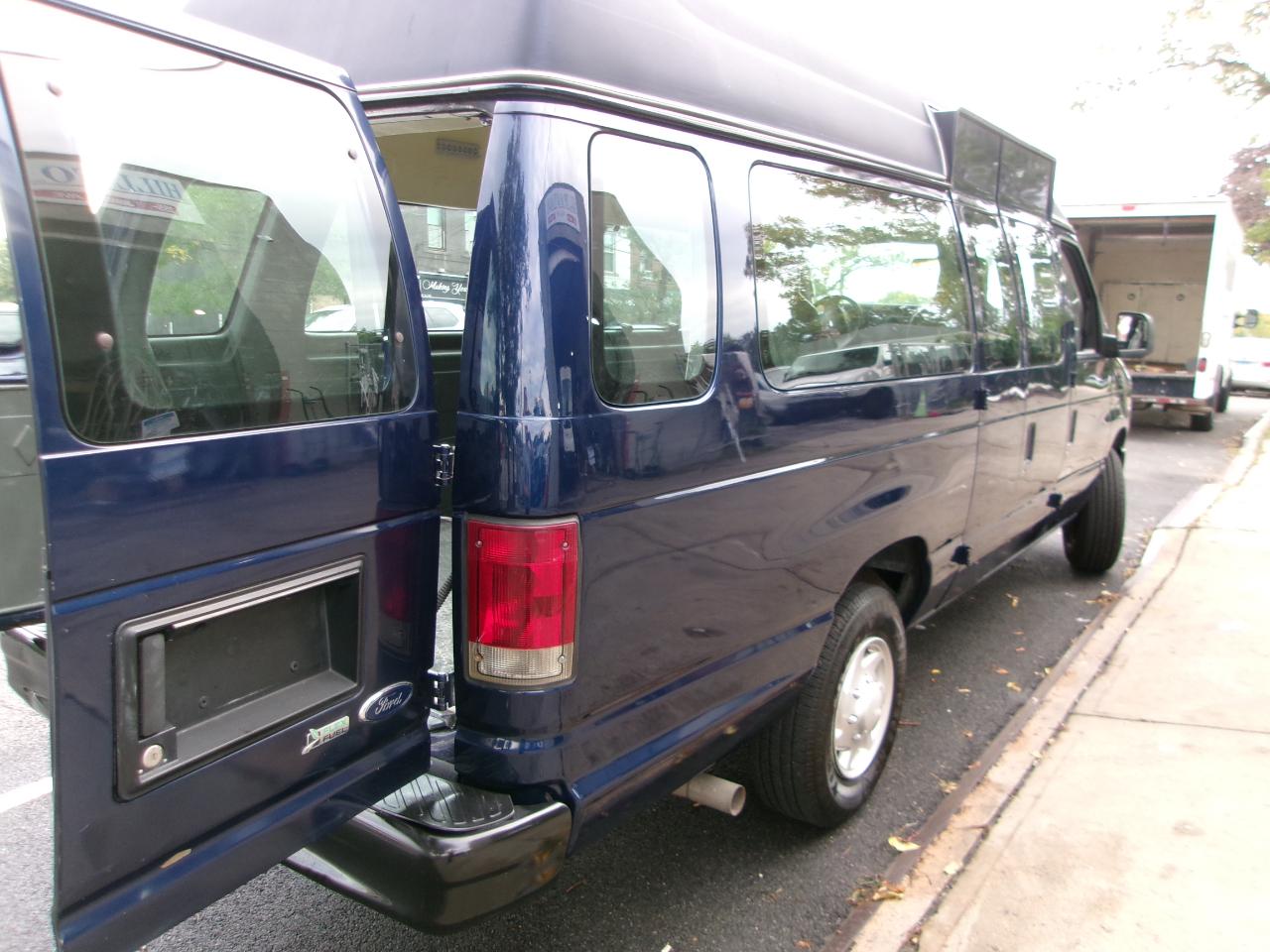 Ford Econoline E-350 Super Duty Extended 2011