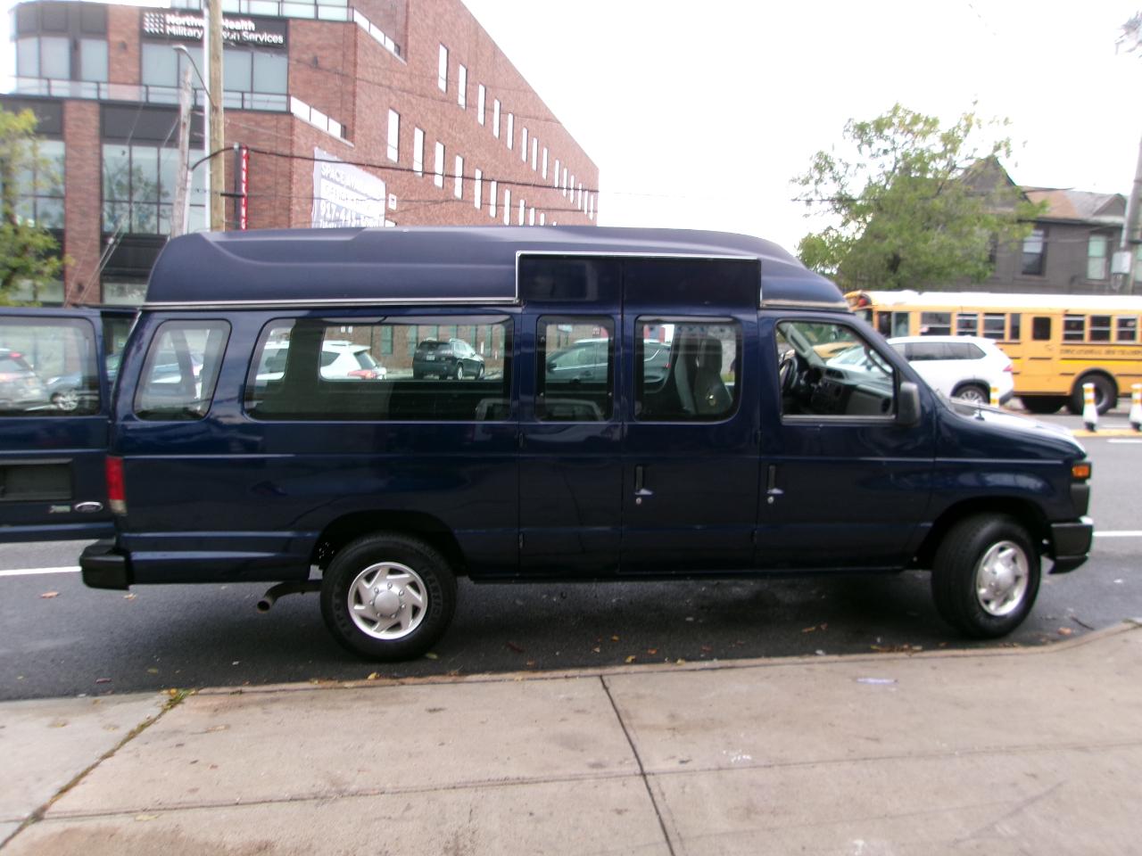 Ford Econoline E-350 Super Duty Extended 2011
