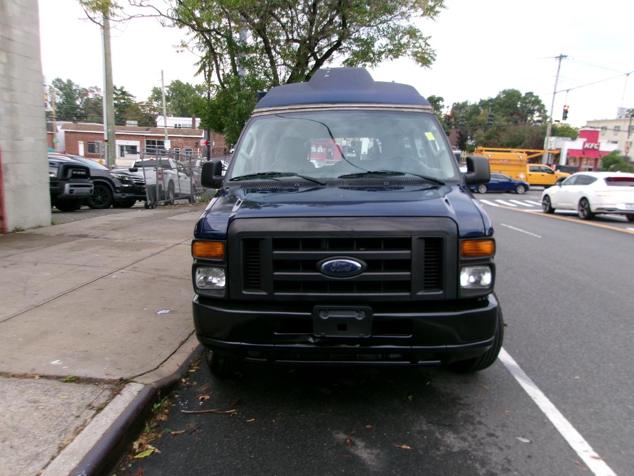 Ford Econoline E-350 Super Duty Extended 2011