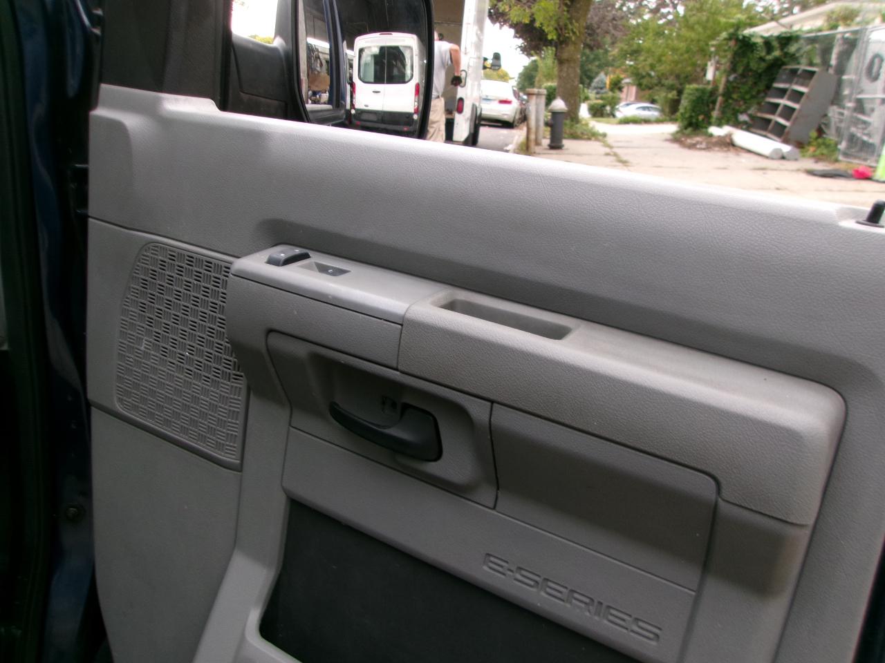 Ford Econoline E-350 Super Duty Extended 2011