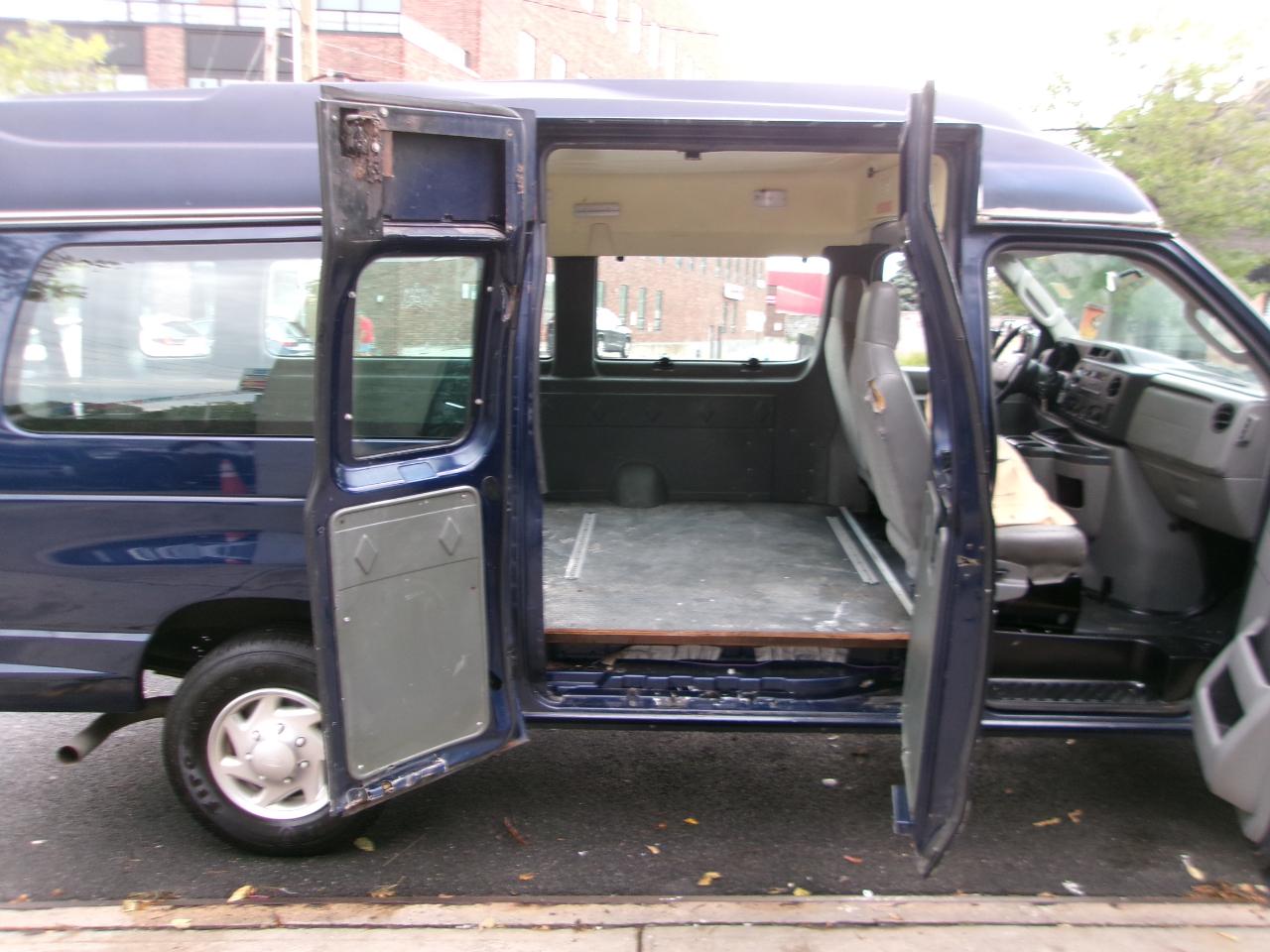 Ford Econoline E-350 Super Duty Extended 2011