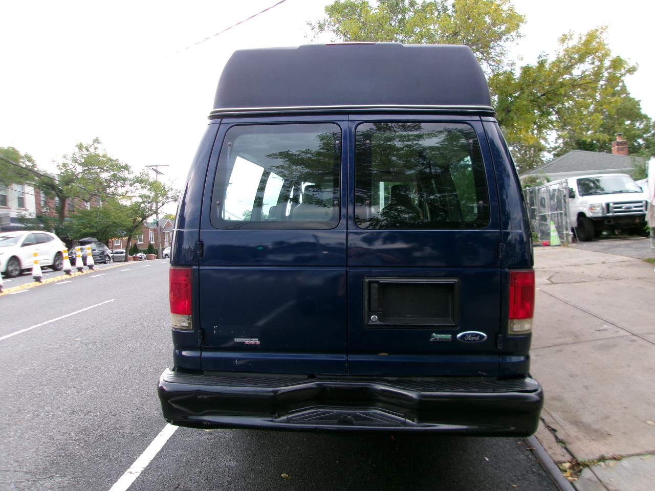 Ford Econoline E-350 Super Duty Extended 2011