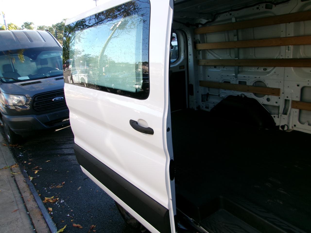 Ford Transit 250 Van Low Roof w/Sliding Pass. 130-in. WB 2019