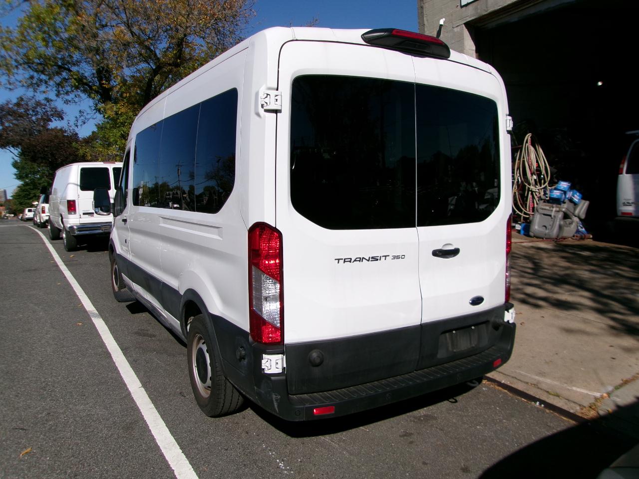 Ford Transit 350 Wagon Med. Roof XL w/Sliding Pass. 148-in. WB 2024