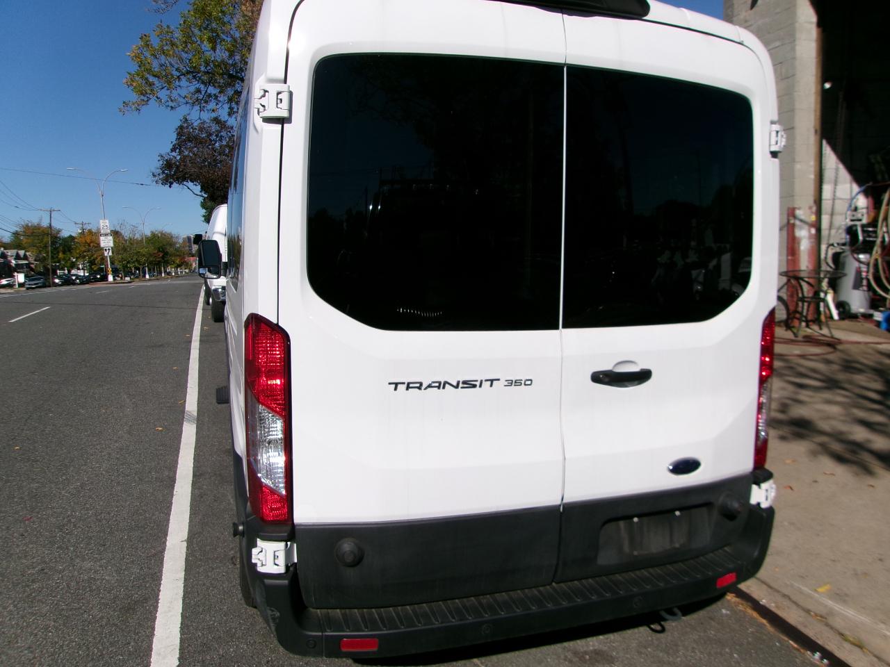 Ford Transit 350 Wagon Med. Roof XL w/Sliding Pass. 148-in. WB 2024